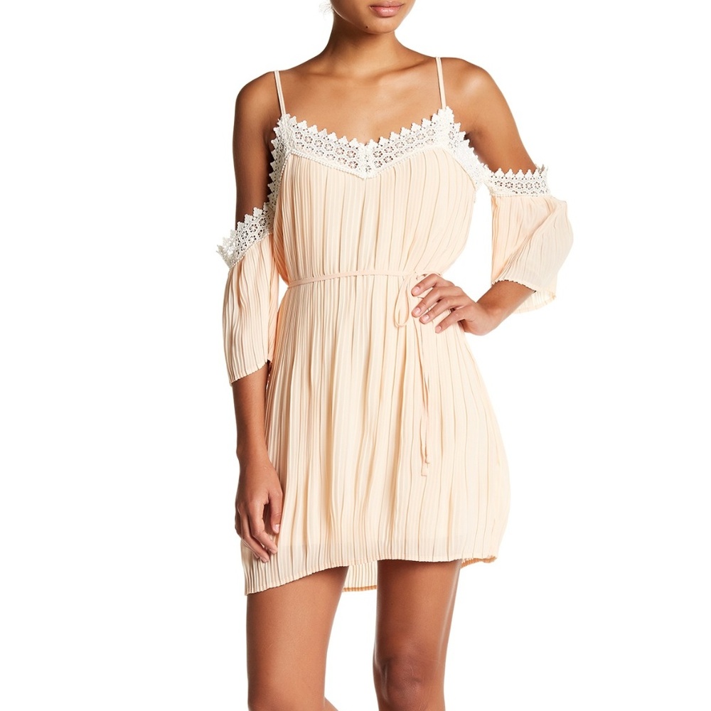 ❤️Host Pick❤️New!Romeo & Juliet Couture Cold Shoulder Dress - Picture 1 of 2